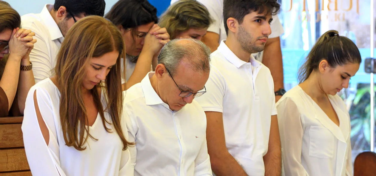 Firmino Filho e sua família durante a missa