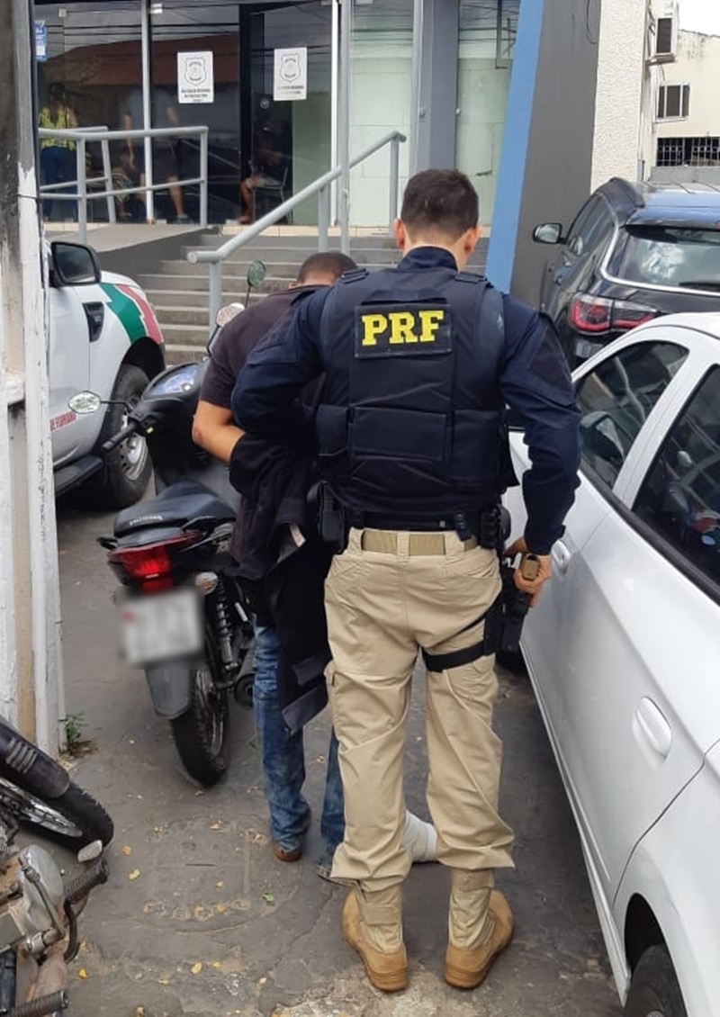 Homem é preso com moto roubada