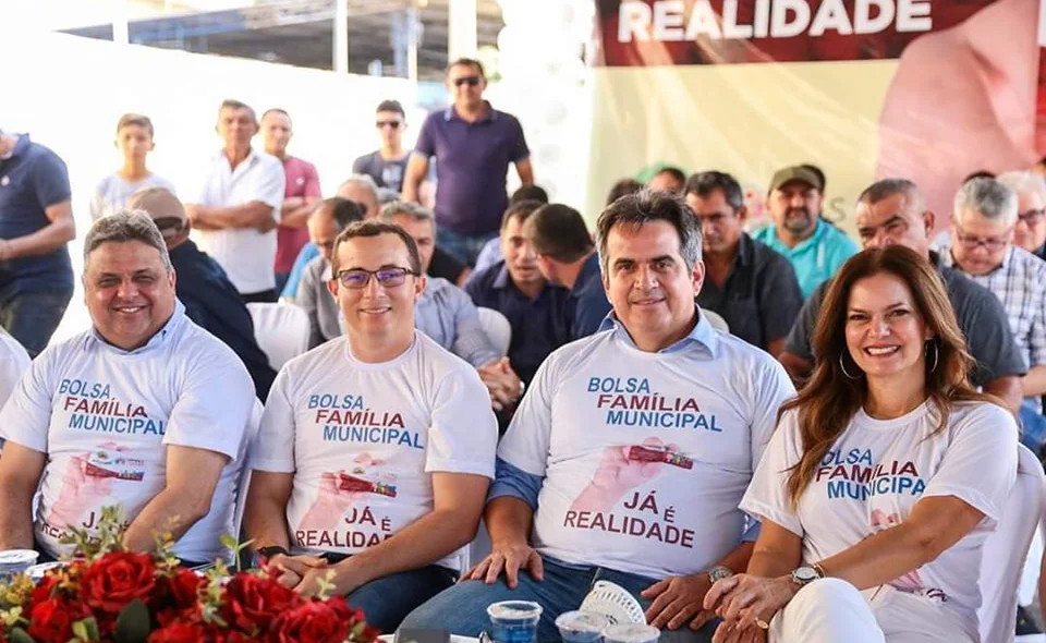 Júnior Percy entrega cartões e lança o Bolsa Família Municipal em Buriti dos Lopes
