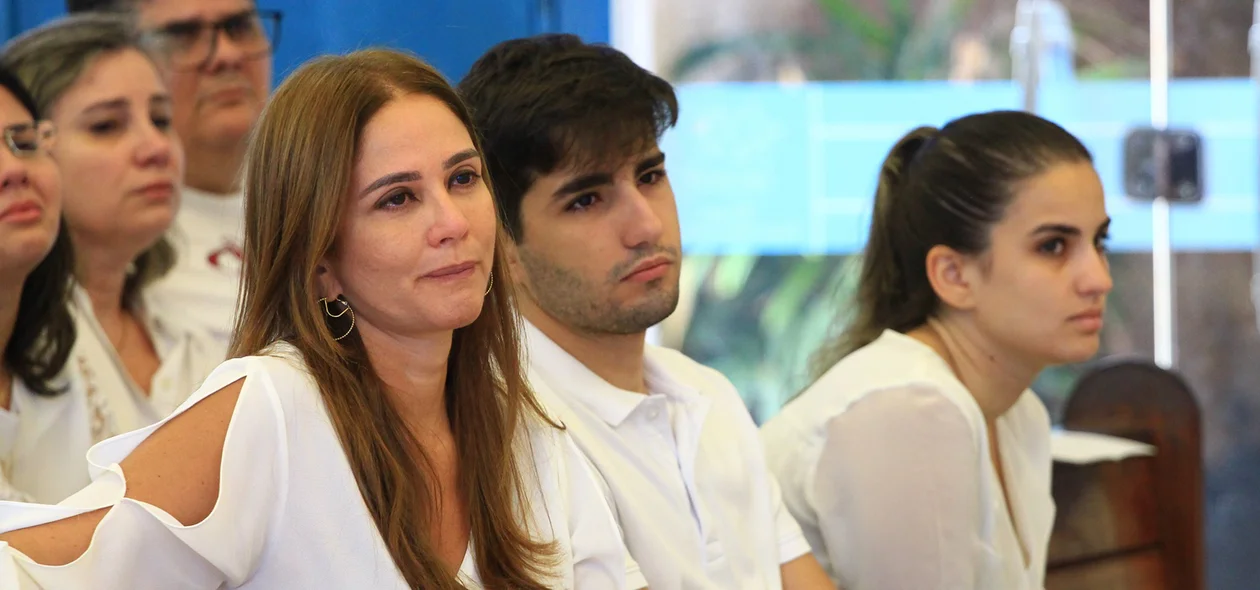 Lucy Soares ao lado dos filhos