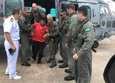 Pescador piauiense sendo resgatado pela Marinha do Brasil