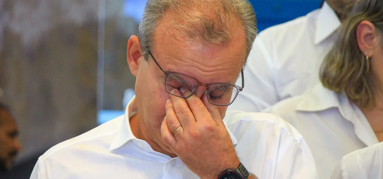 Prefeito Firmino Filho se emociona na missa de Sétimo Dia da mãe