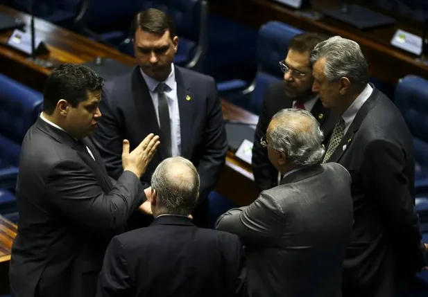 Senadores discutem reforma 