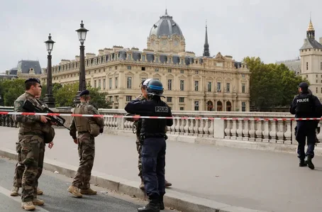 Autoridades isolaram entorno da sede da polícia de Paris após ataque que deixou ao menos 4 mortos
