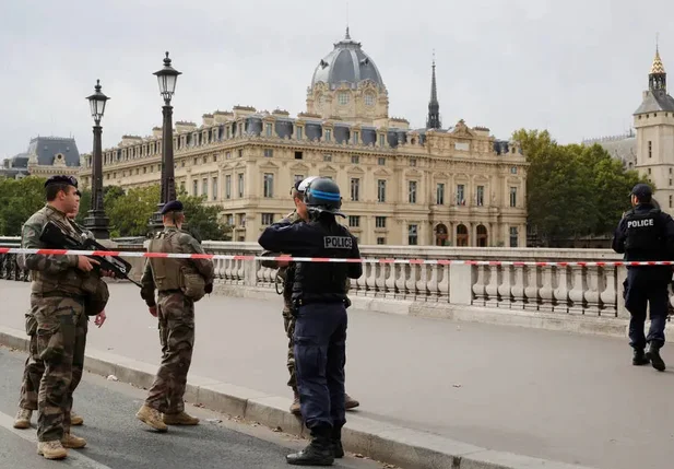 Autoridades isolaram entorno da sede da polícia de Paris após ataque que deixou ao menos 4 mortos