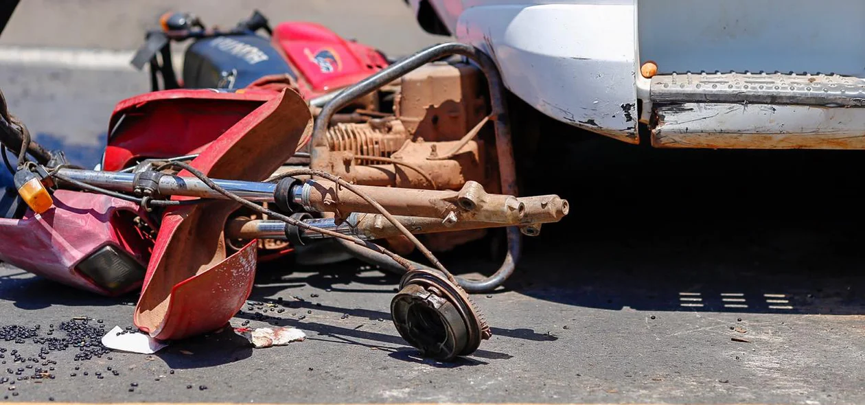 Colisão entre moto e caminhão na BR 343