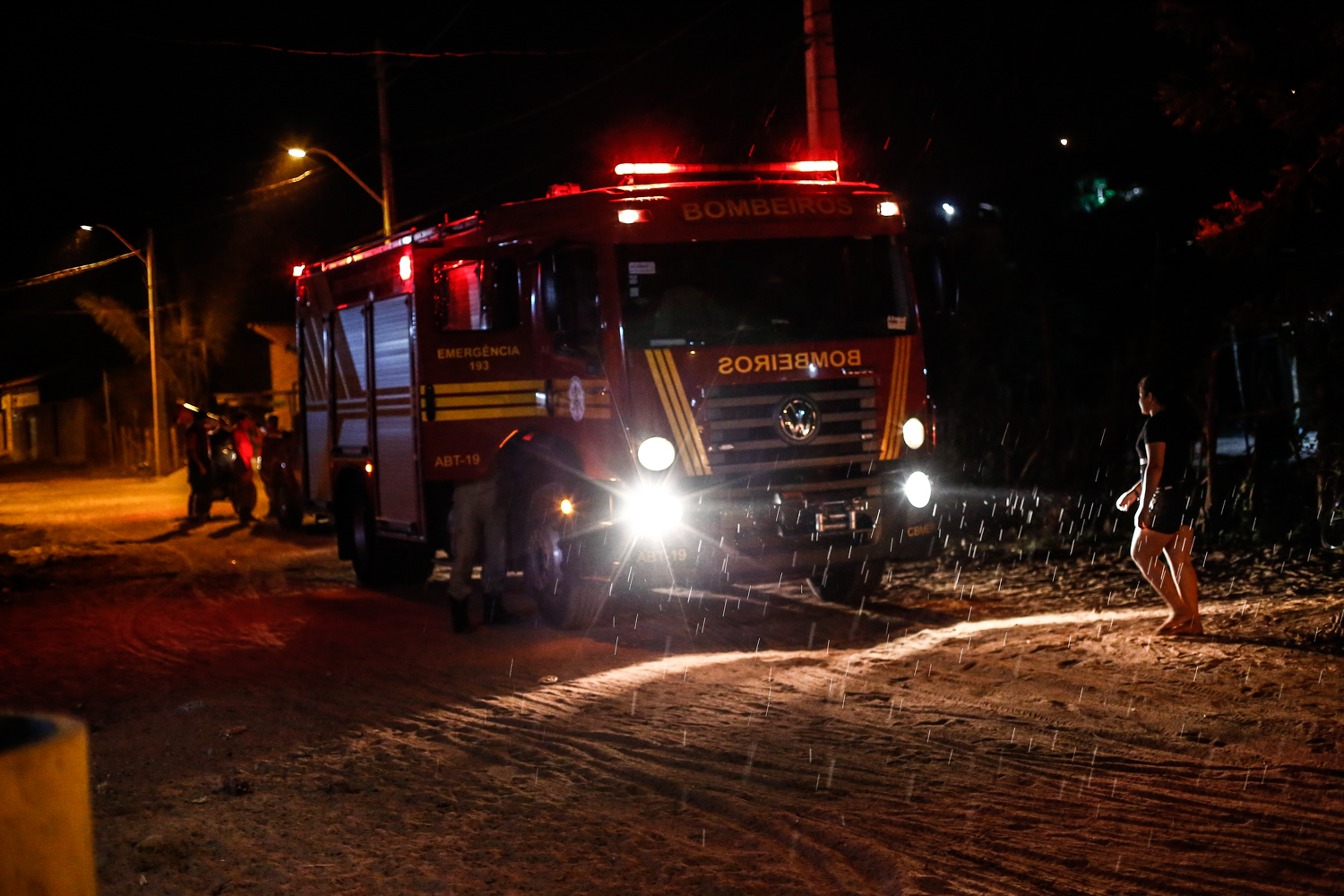 Corpo de Bombeiros no local 
