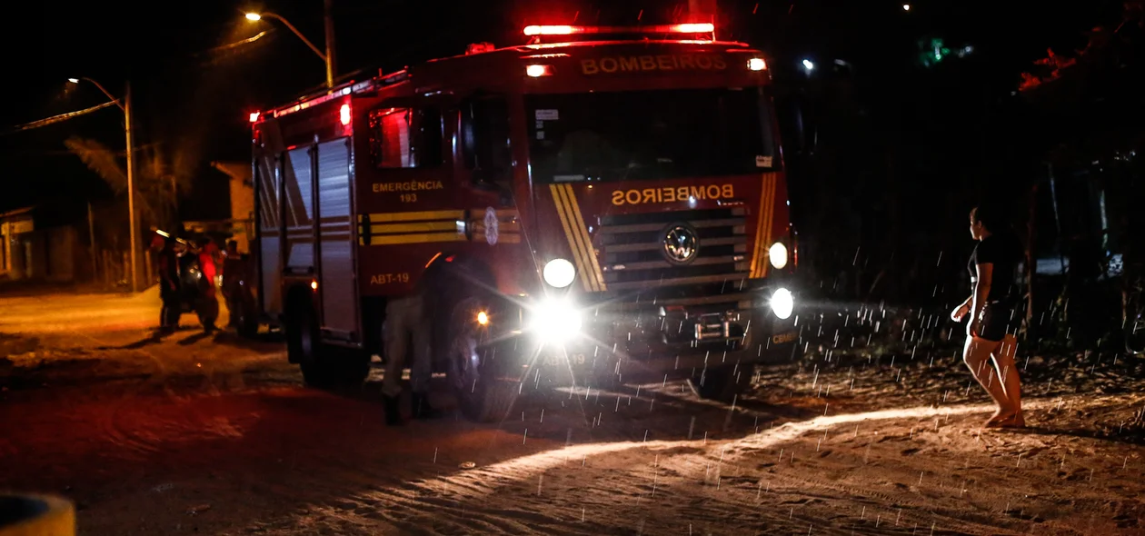 Corpo de Bombeiros no local 