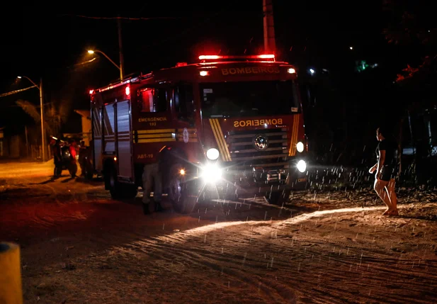 Corpo de Bombeiros no local 
