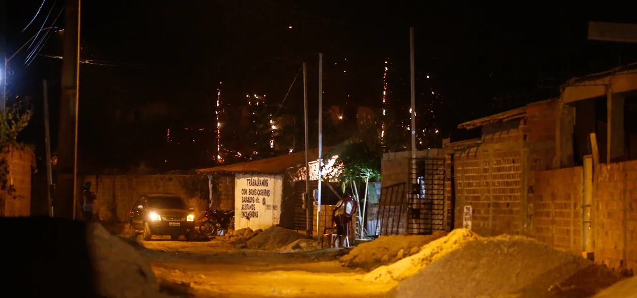 Fogo ameaça residências no Residencial Pedro Balzi