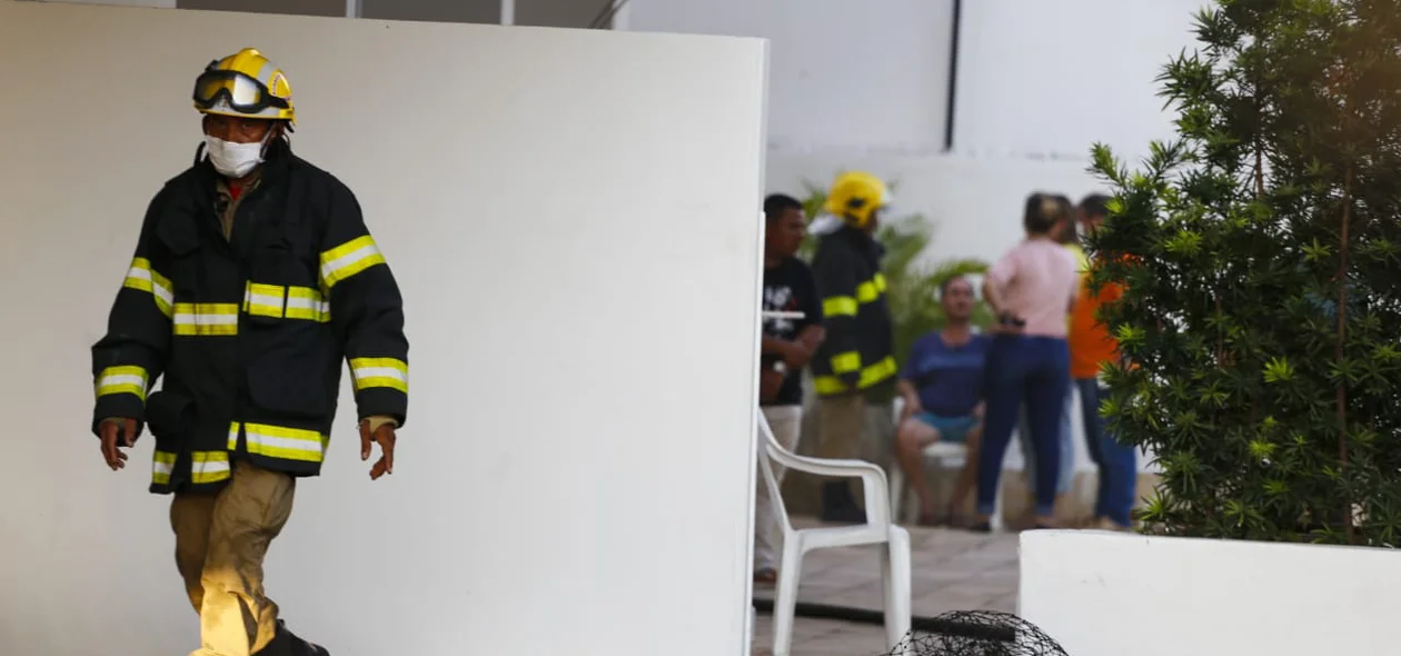 Bombeiros no Edifício Palazzo Poty