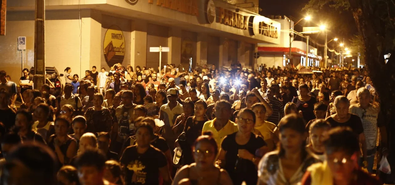 Centenas de pessoas acompanharam a procissão