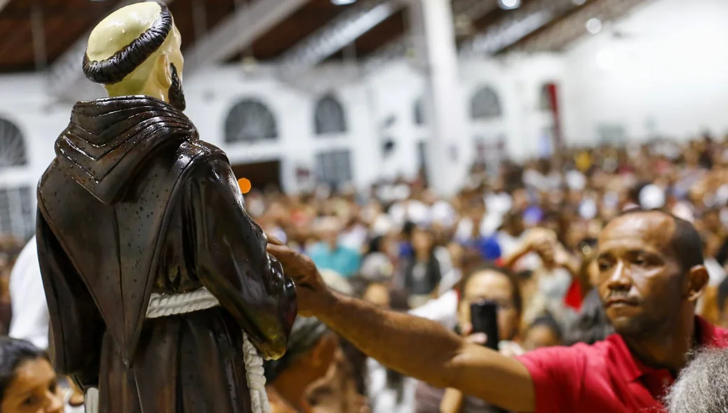 Devotos lotaram santuário