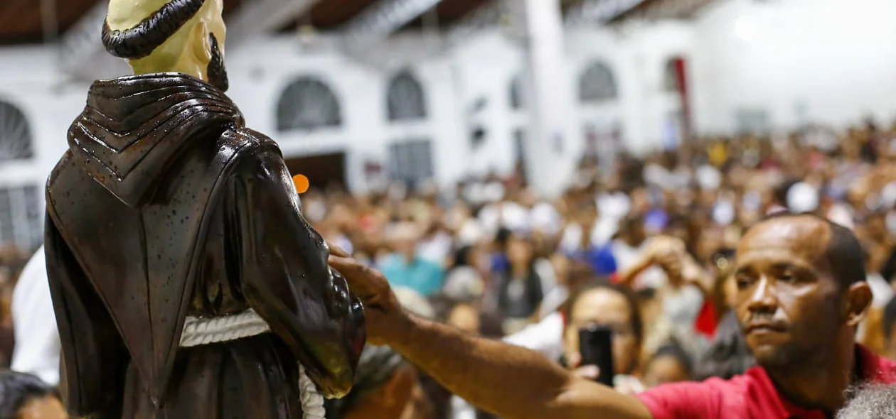 Devotos lotaram santuário