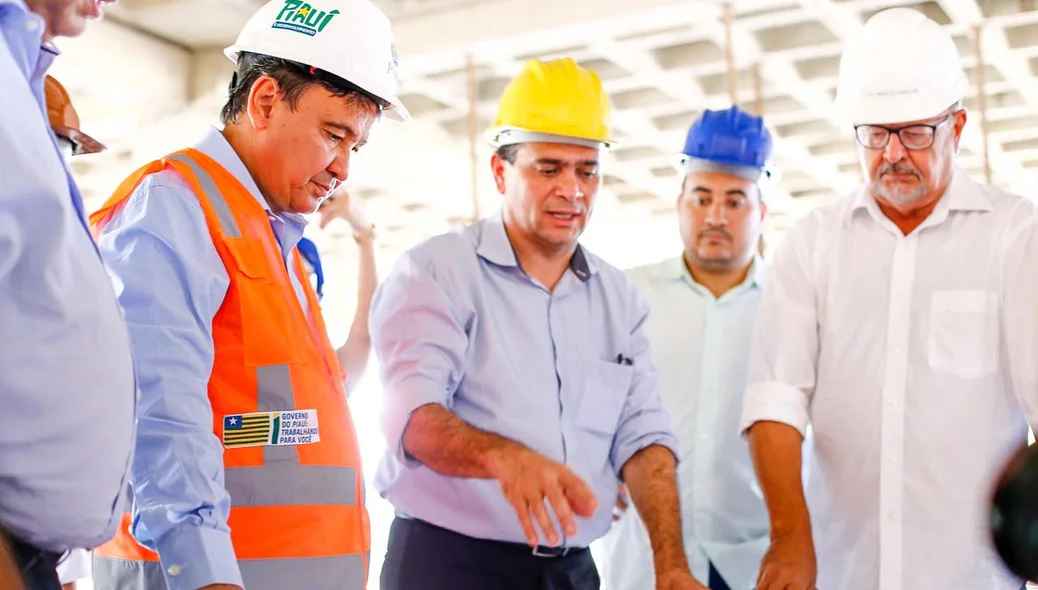 Engenheiros explicam projeto para Wellington Dias 