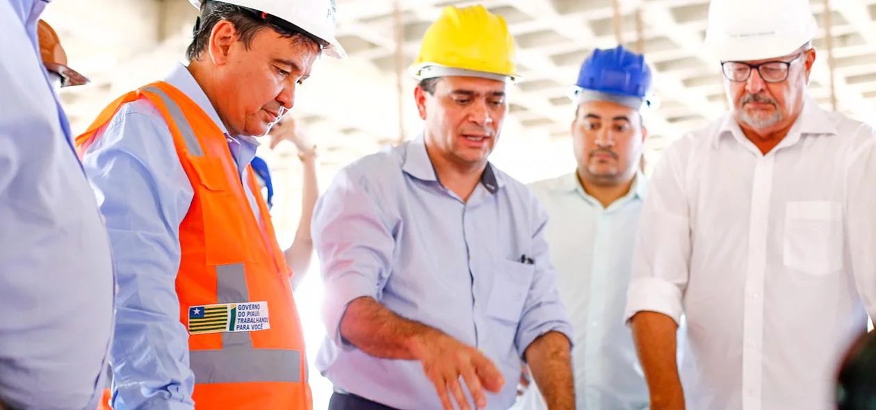 Engenheiros explicam projeto para Wellington Dias 