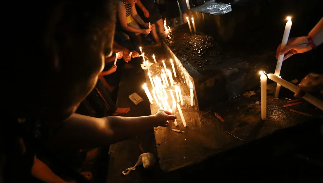 Fiéis acendem velas