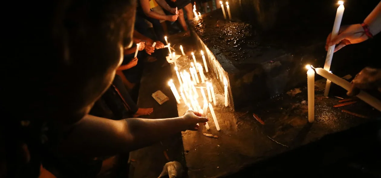 Fiéis acendem velas