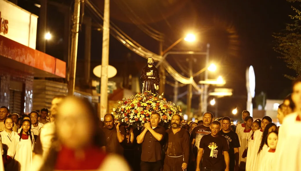Fiéis carregam imagem de São Francisco