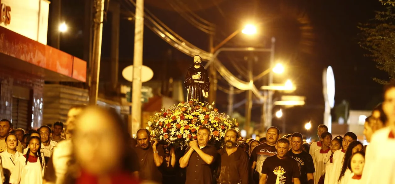 Fiéis carregam imagem de São Francisco