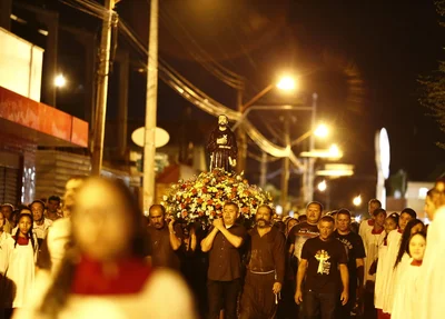 Fiéis carregam imagem de São Francisco