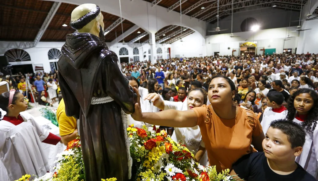 Fiéis tocam na imagem de São Francisco de Assis