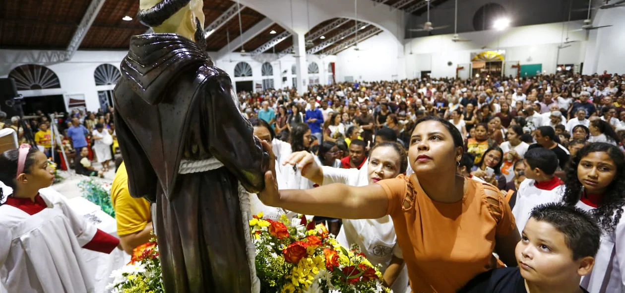 Fiéis tocam na imagem de São Francisco de Assis