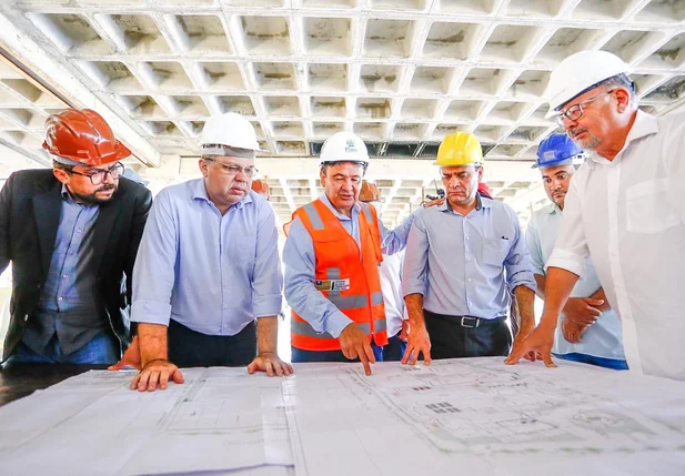 Florentino Neto e Wellington Dias vistoriam obras de nova maternidade 