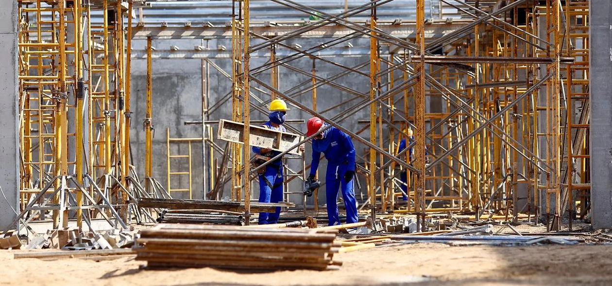 Governador visita obras da nova maternidade 