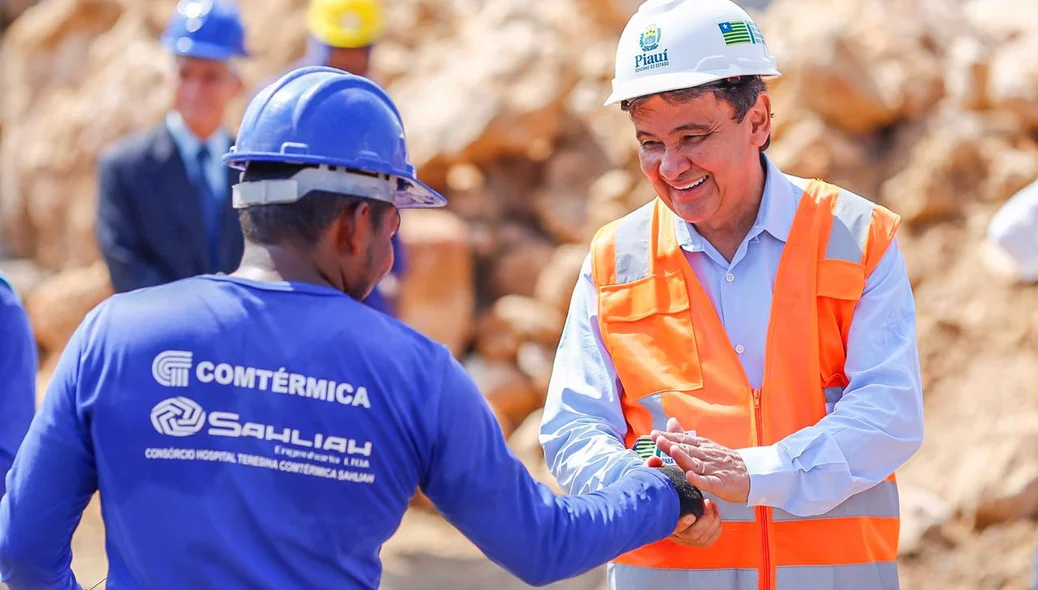 Governador Wellington Dias cumprimenta trabalhador 