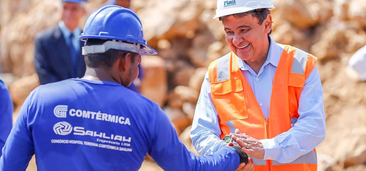 Governador Wellington Dias cumprimenta trabalhador 