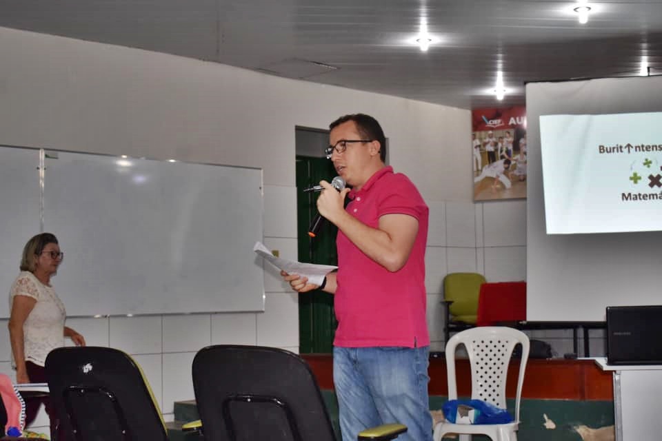 Júnior Percy ministra aula