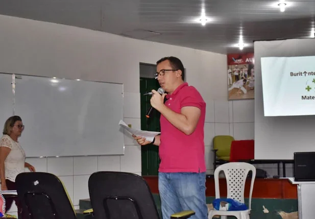 Júnior Percy ministra aula