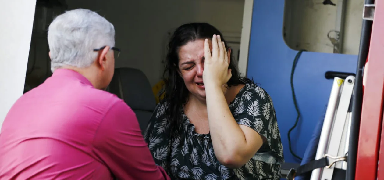 Moradora chorando