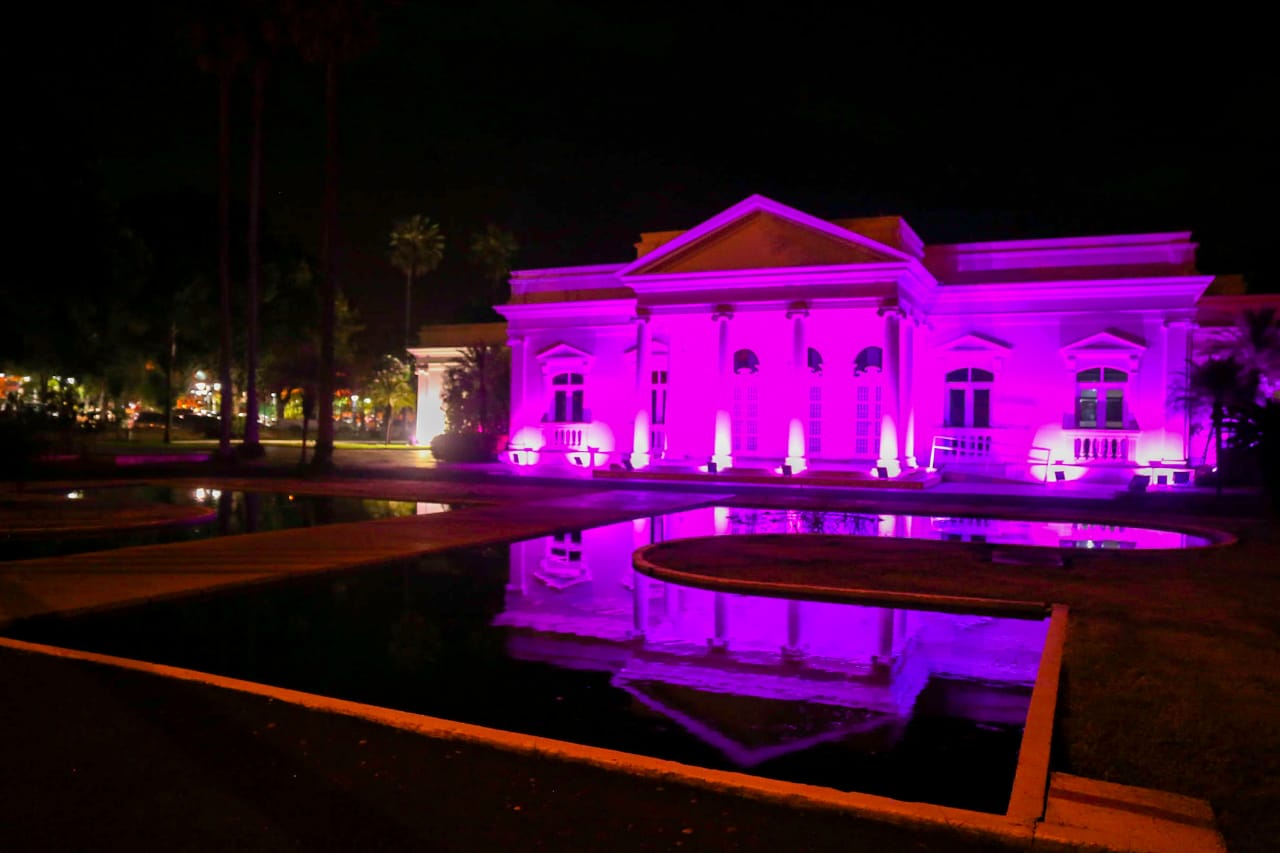 Outubro Rosa: Palácio de Karnak ganha iluminação especial