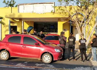 Policiais na sede do DETRAN de Parnaíba