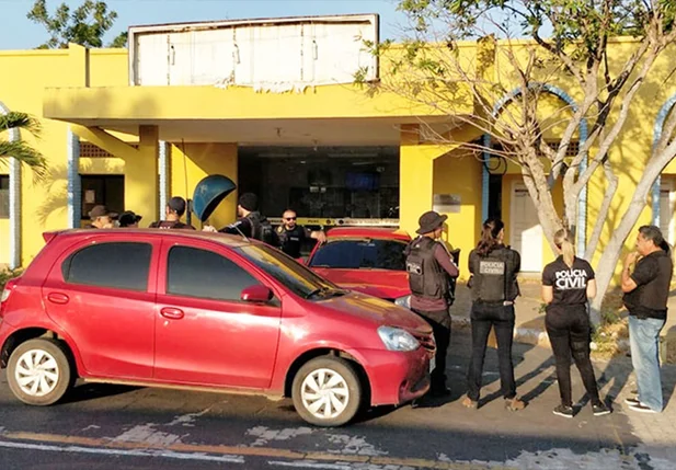 Policiais na sede do DETRAN de Parnaíba