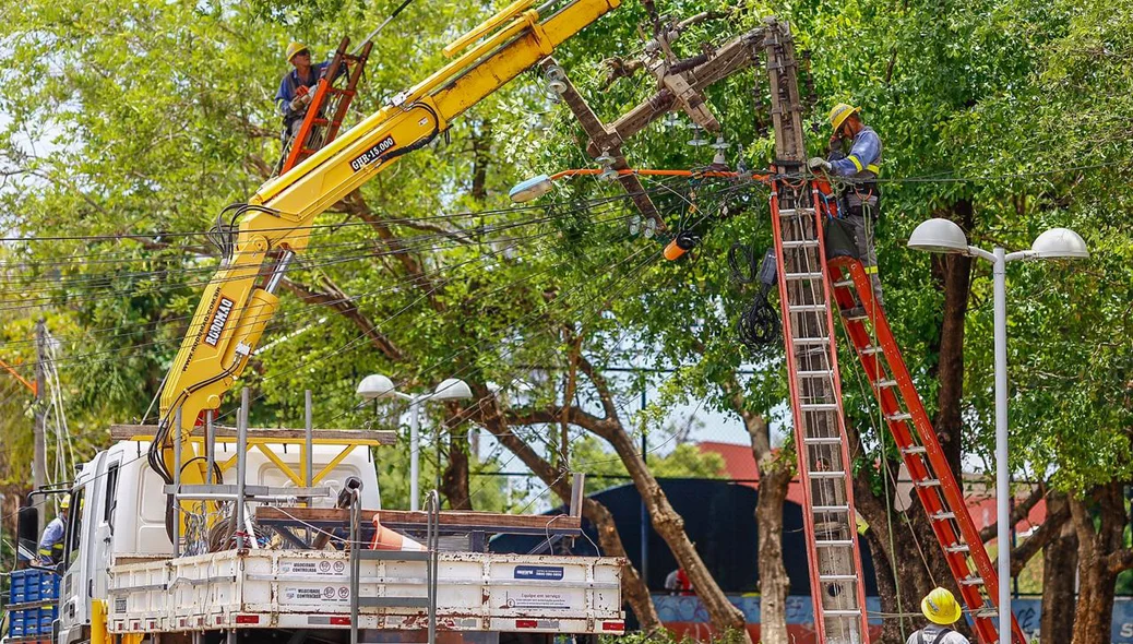 Equipe da equatorial Piauí trocando o poste