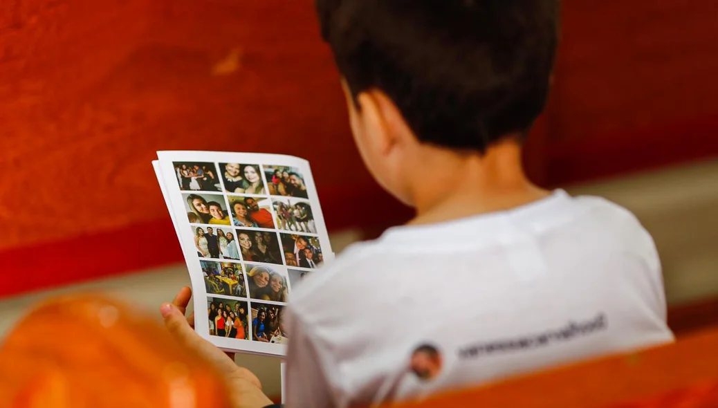 Jovem presente na missa de sétimo dia da Vanessa Carvalho