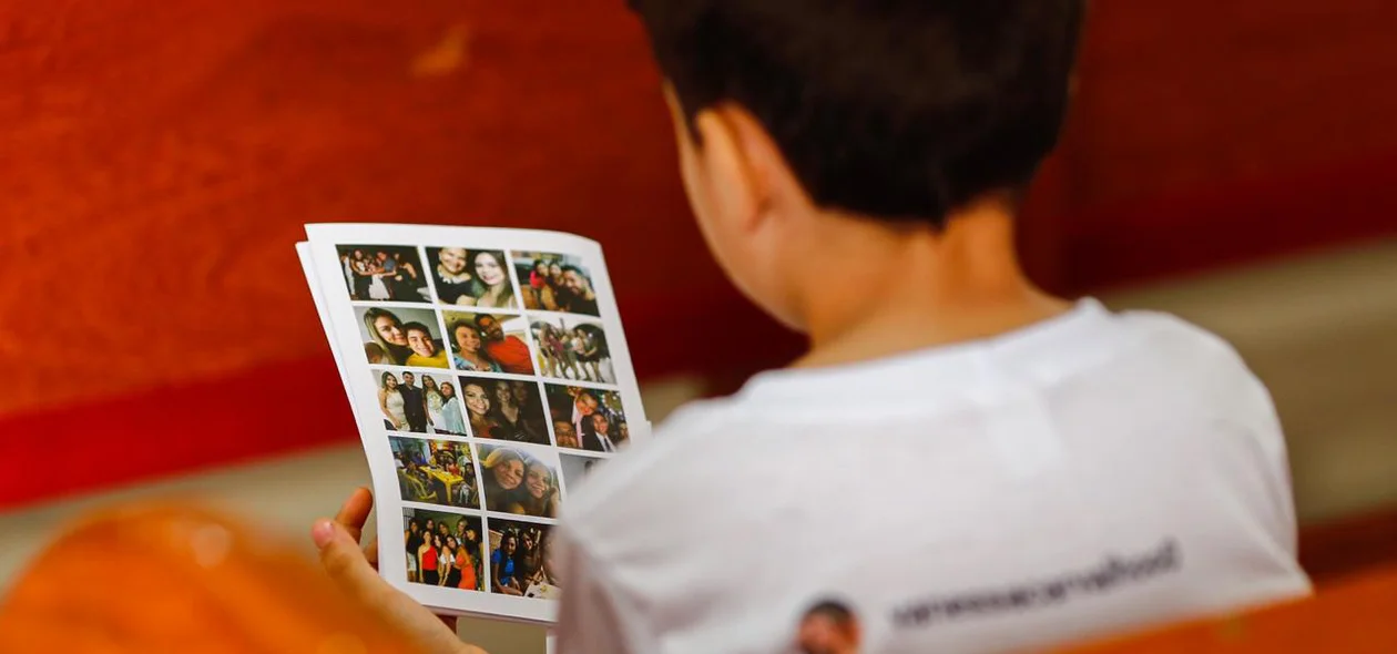 Jovem presente na missa de sétimo dia da Vanessa Carvalho