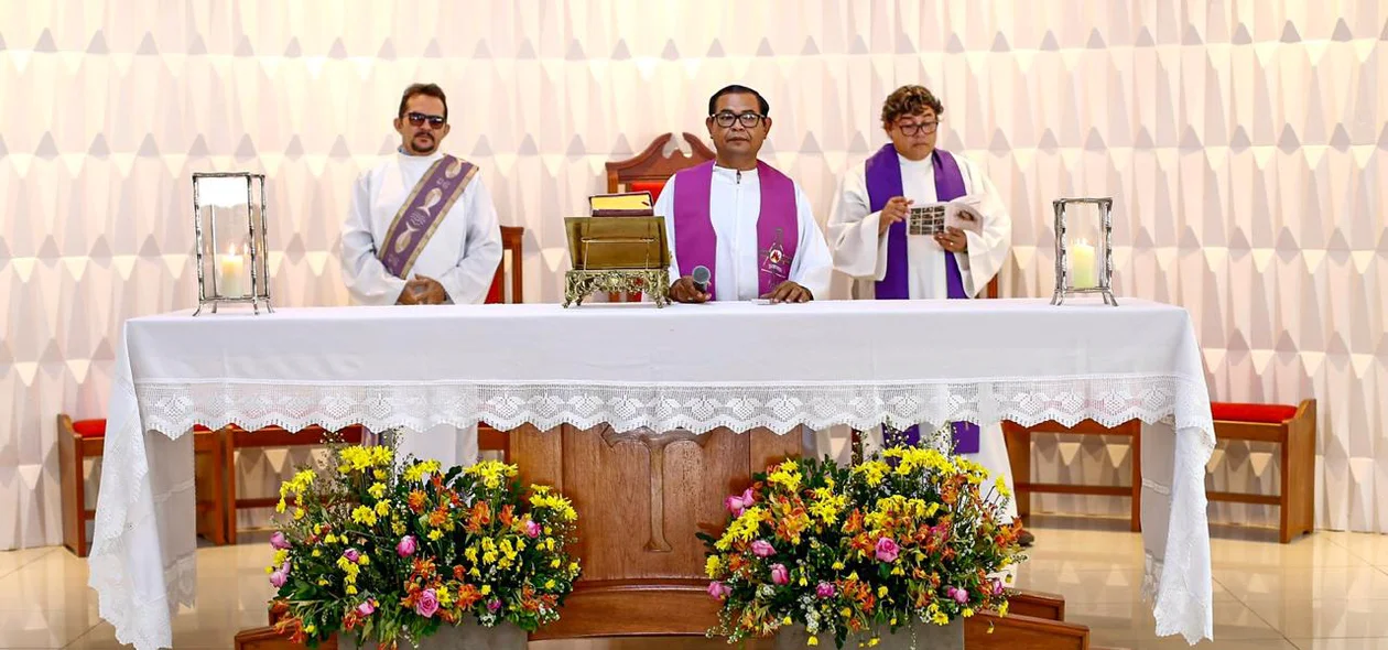 Padre celebrando a missa