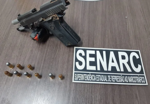 Pistola apreendida pelos policiais do DENARC