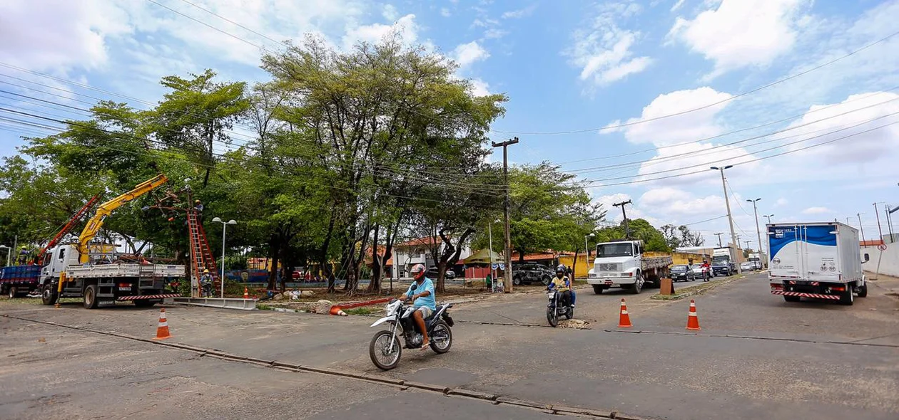 Poste que caiu no bairro tancredo neves 