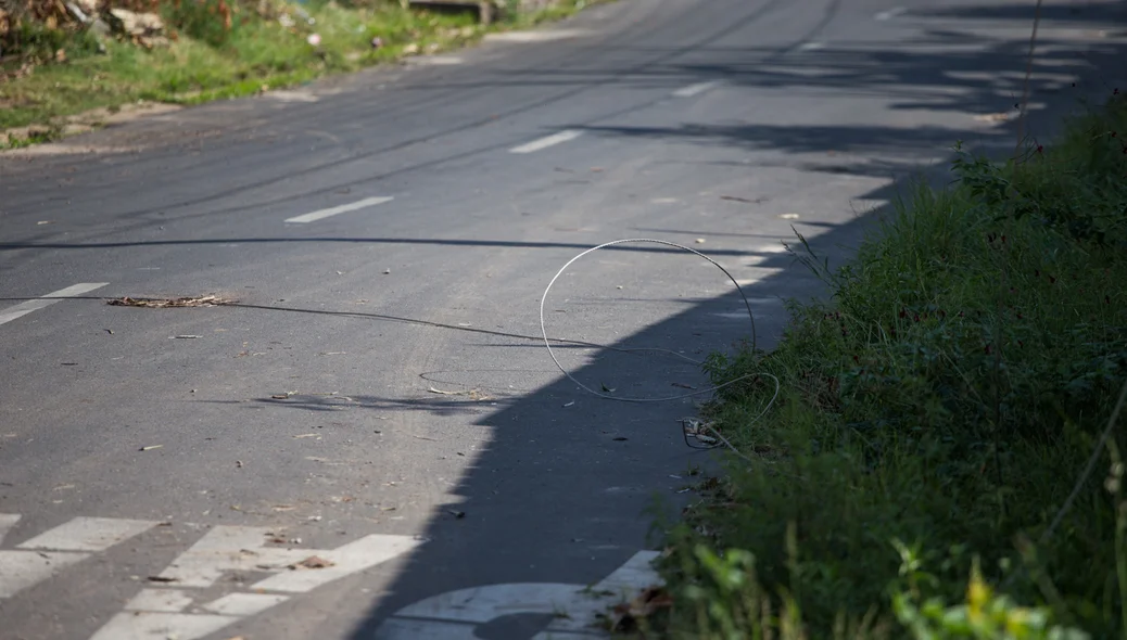 Vários fios espalhado na avenida