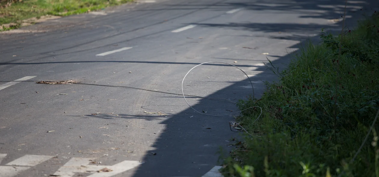 Vários fios espalhado na avenida