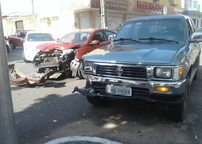 Veículo Versa colidiu com a Hilux
