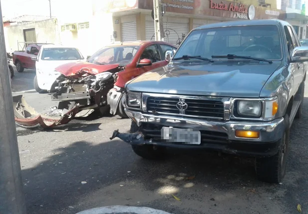 Veículo Versa colidiu com a Hilux