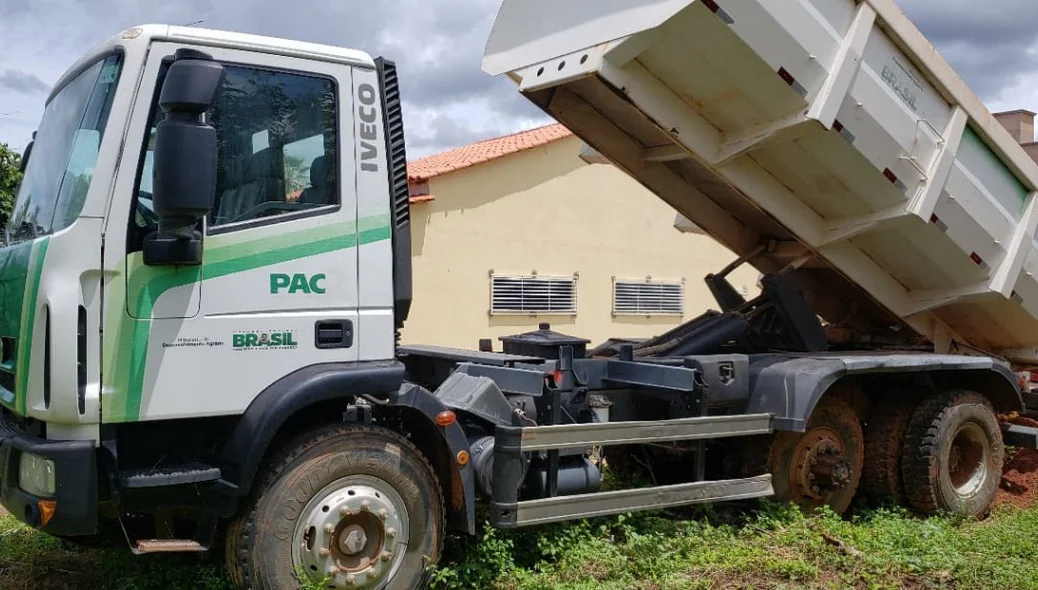 Caçamba está há mais de 1 ano quebrada