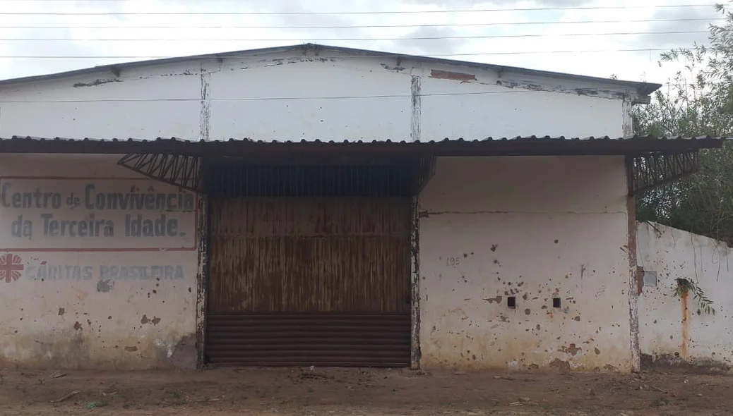 Prédio da prefeitura está servindo como depósito de lixo