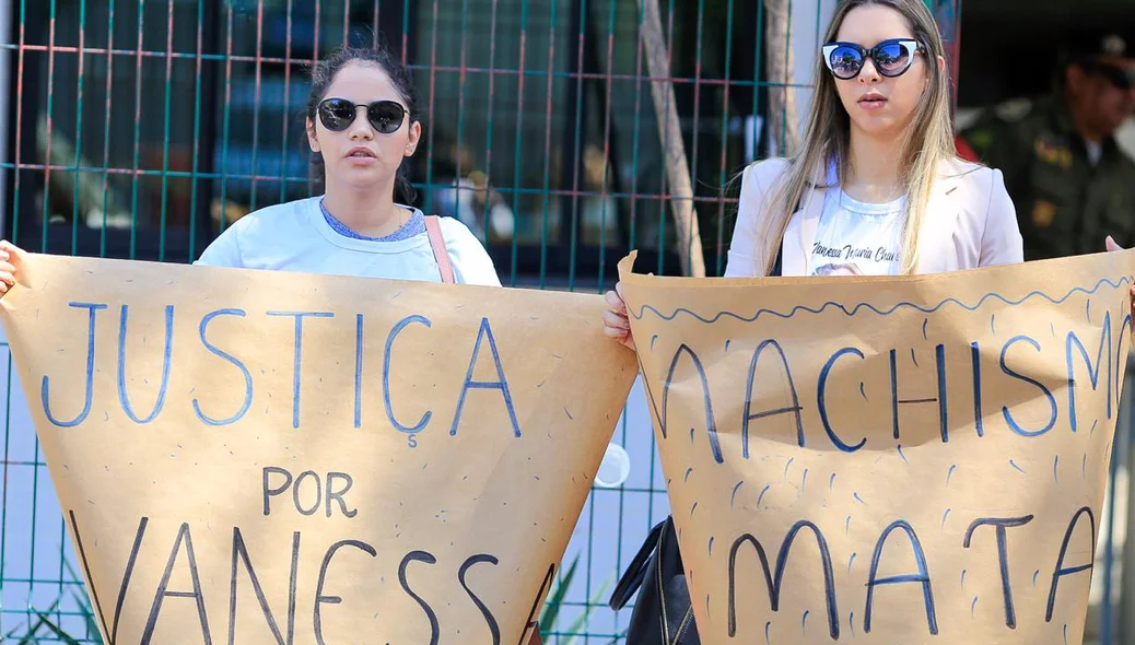 Amigas de Vanessa Carvalho realizam manifestação